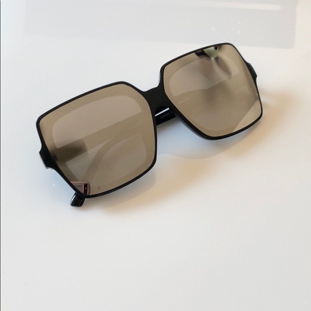 Black frame silver mirrored lens sunglasses - Picture 3 of 8